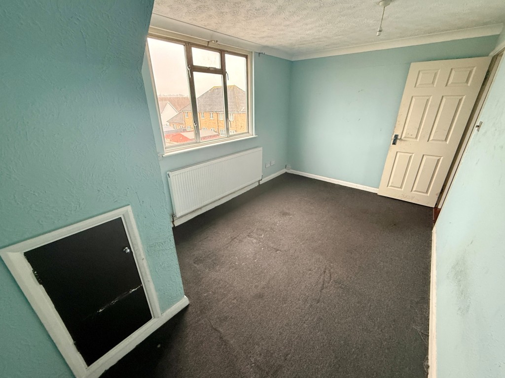 Lot: 14 - MIXED USE INVESTMENT WITH VACANT PARTS - Top floor bedroom one